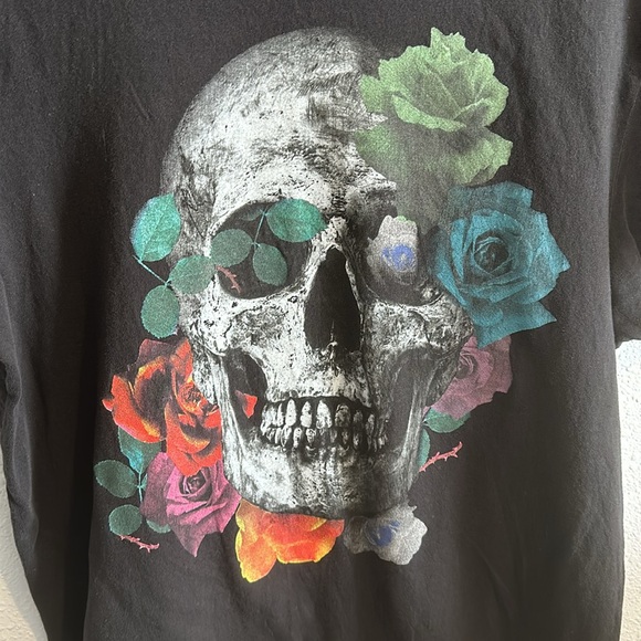 Graphic Tee size medium - Picture 3 of 4